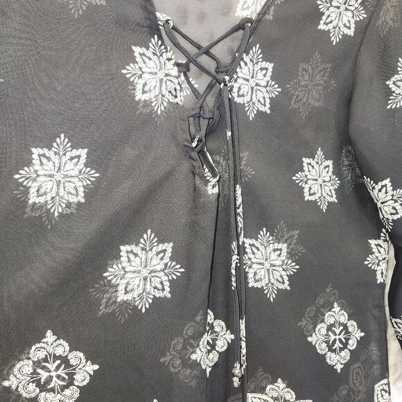 Black & White Semi Sheer 3/4 Sleeve V-Neck Lace Up Tunic Size Small - Picture 2 of 9